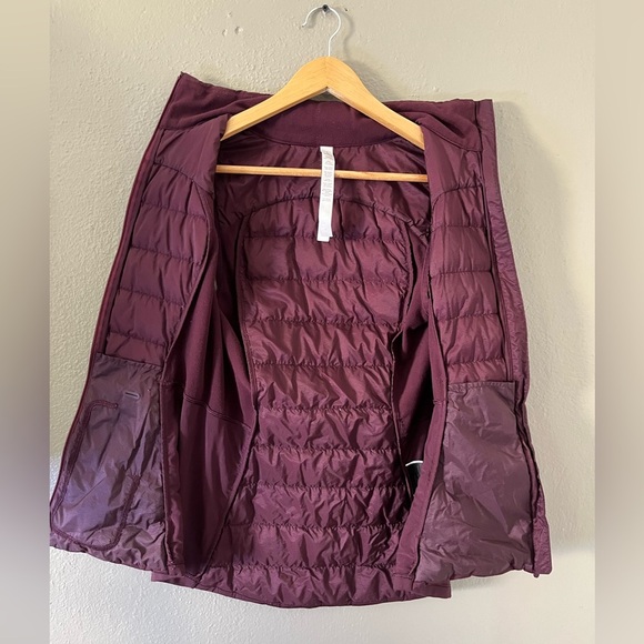 Lululemon Down For It Vest Size 6 Cassis Burgundy Water & Wind Resistant W44qls - Picture 10 of 13